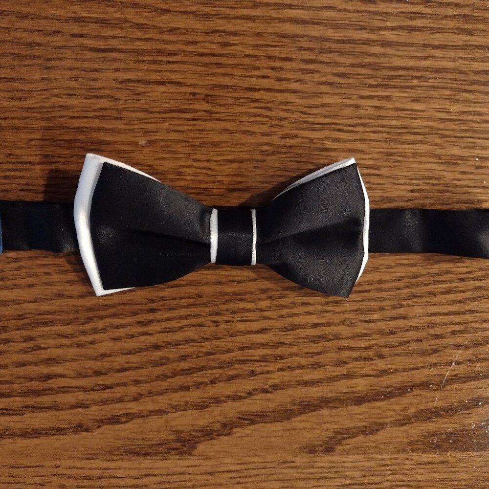🛍️ BUNDLE ONLY*** Men's adjustable Black & White Bow Tie